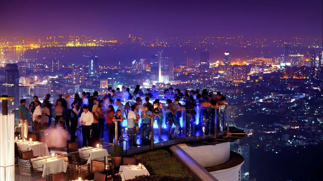 The Best Rooftop Bars for Nightlife in Dubai: Sky-High Views and Cocktails