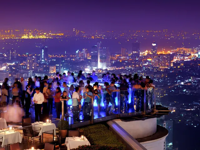 The Best Rooftop Bars for Nightlife in Dubai: Sky-High Views and Cocktails